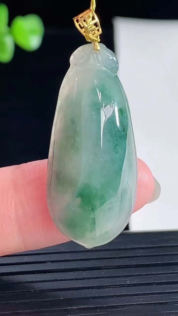 天然A货翡翠18k金飘花福瓜吊坠，尺寸31.5-15-8重量:5.76g
5月5日