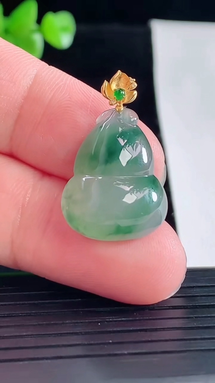 天然A货翡翠种飘花葫芦吊坠，尺寸20.5-17-7.8重量:4.40g
5月5日