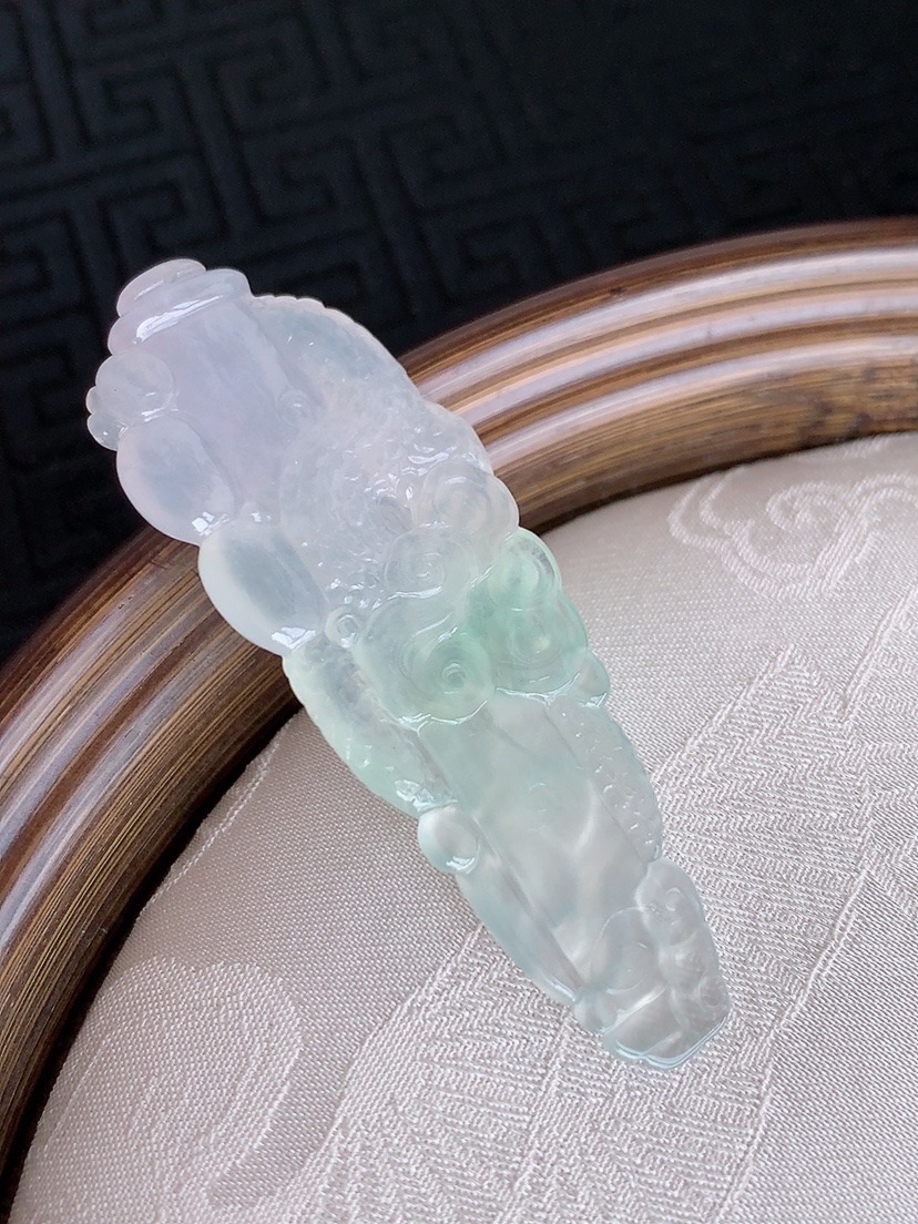 天然A货翡翠飘绿龙牌吊坠 
尺寸56.2-20-5mm 重量9.40g 0501