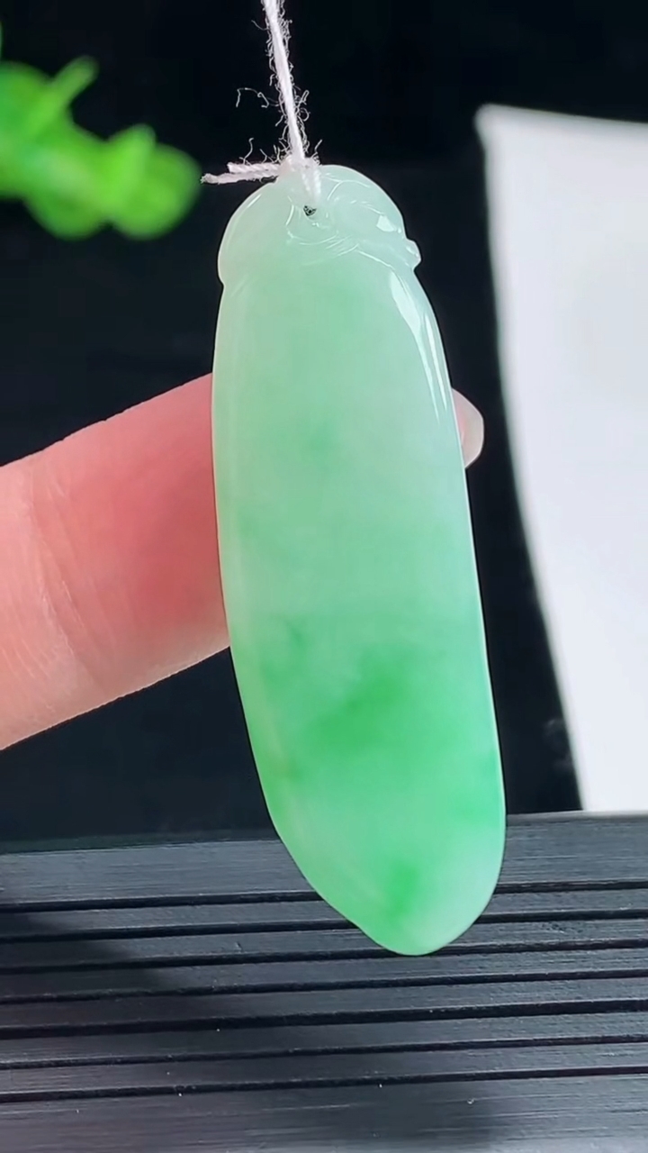 天然A货翡翠福瓜吊坠，尺寸41-13.3-6.5重量:7.81g
5月5日