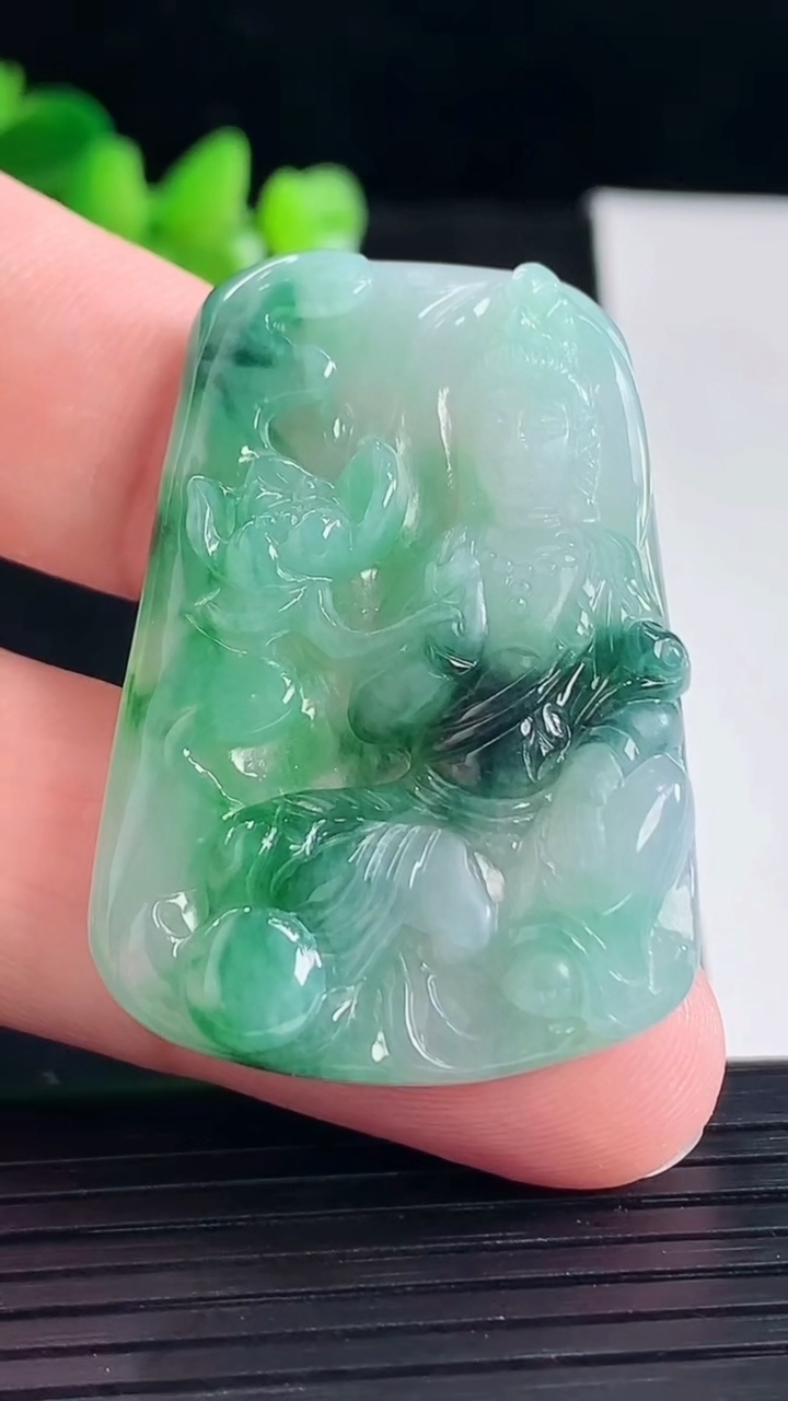 天然A货翡翠大势至菩萨吊坠，尺寸42.8-29.6-6重量:15.38g
5月5日