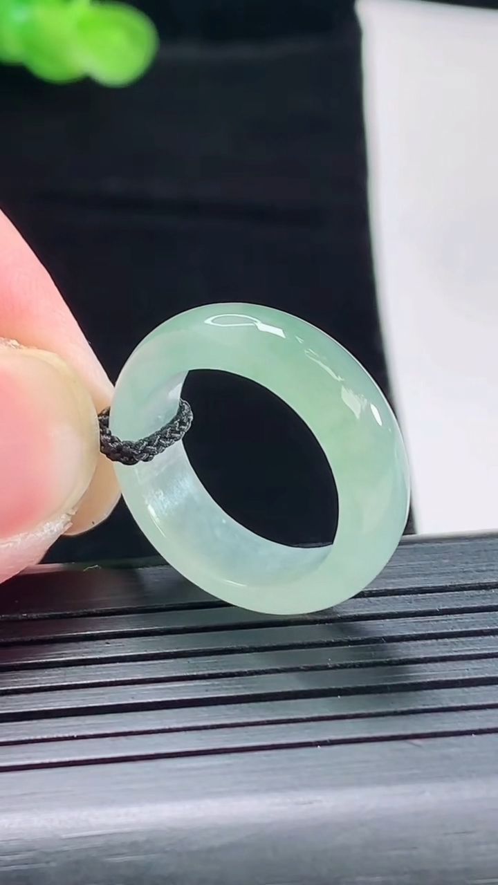 天然A货翡翠玉指环 戒指，尺寸17.6-7-3.3重量:4.08g2026年5月5日
工厂直销收藏佳