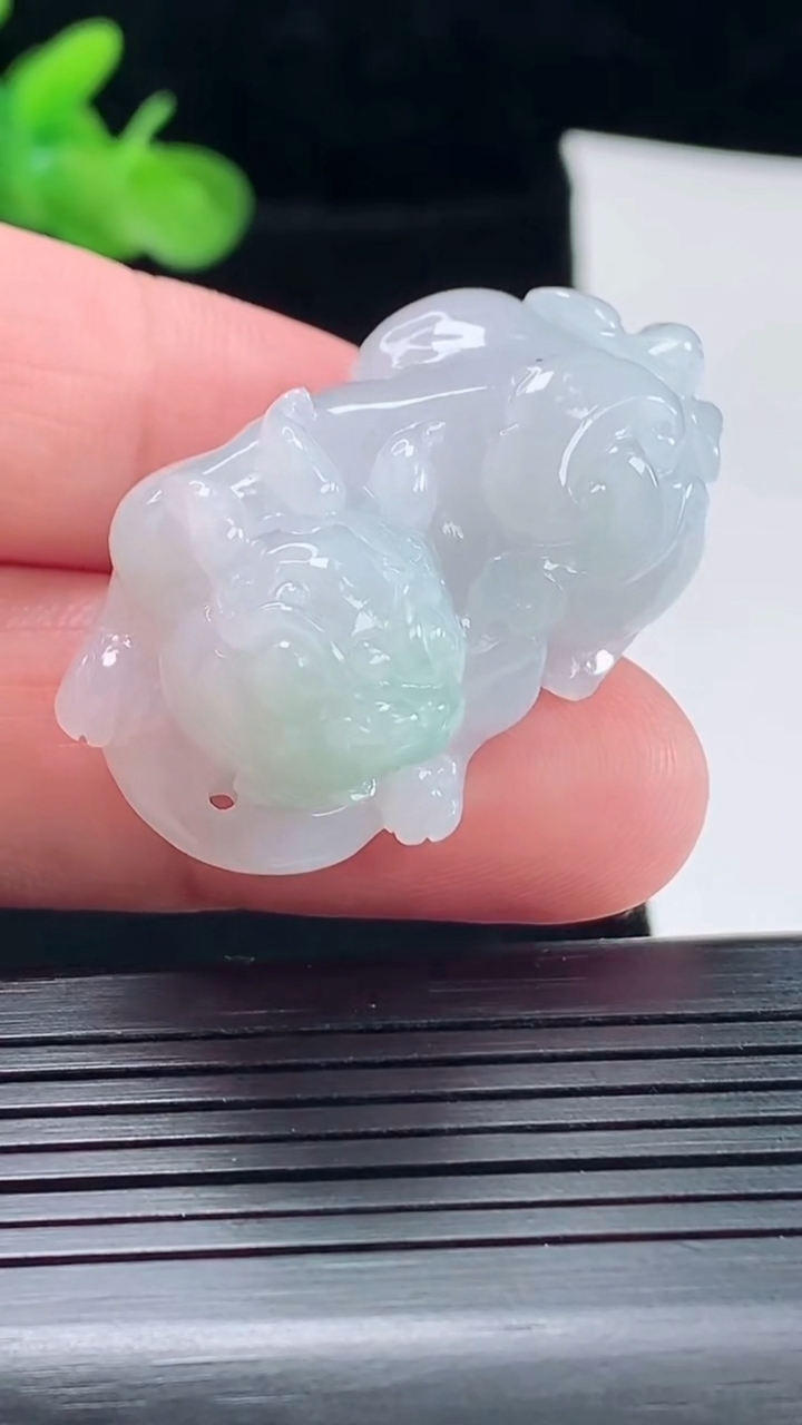天然A货翡翠霸王貔貅吊坠，尺寸38-23-19重量:22.51g
5月5日
