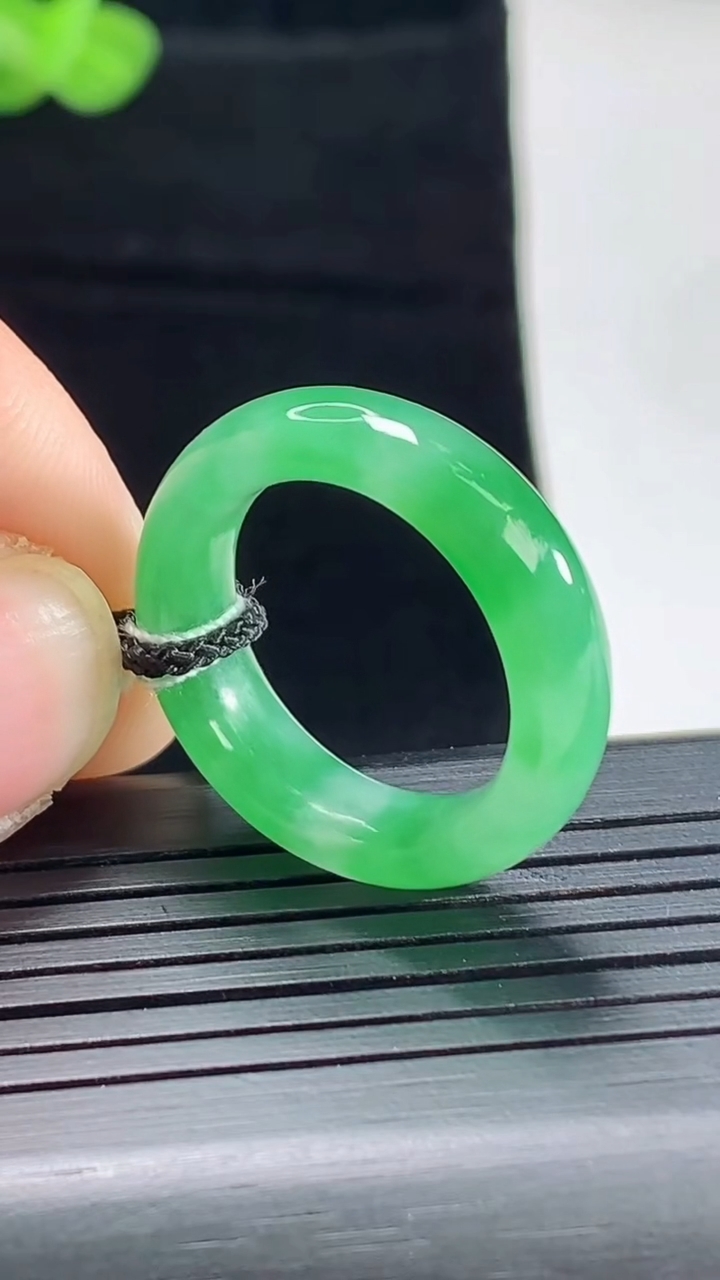 天然A货翡翠玉指环 戒指，尺寸18.3-6.5-3.8重量:4.63g2026年5月5日
工厂直销收