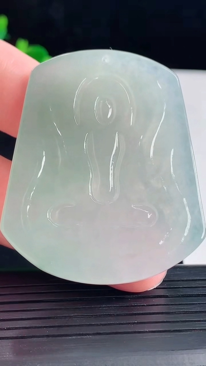 天然A货翡翠飘花千手观音菩萨吊坠，尺寸53.6-43.5-5.6重量:28.75g
5月5日