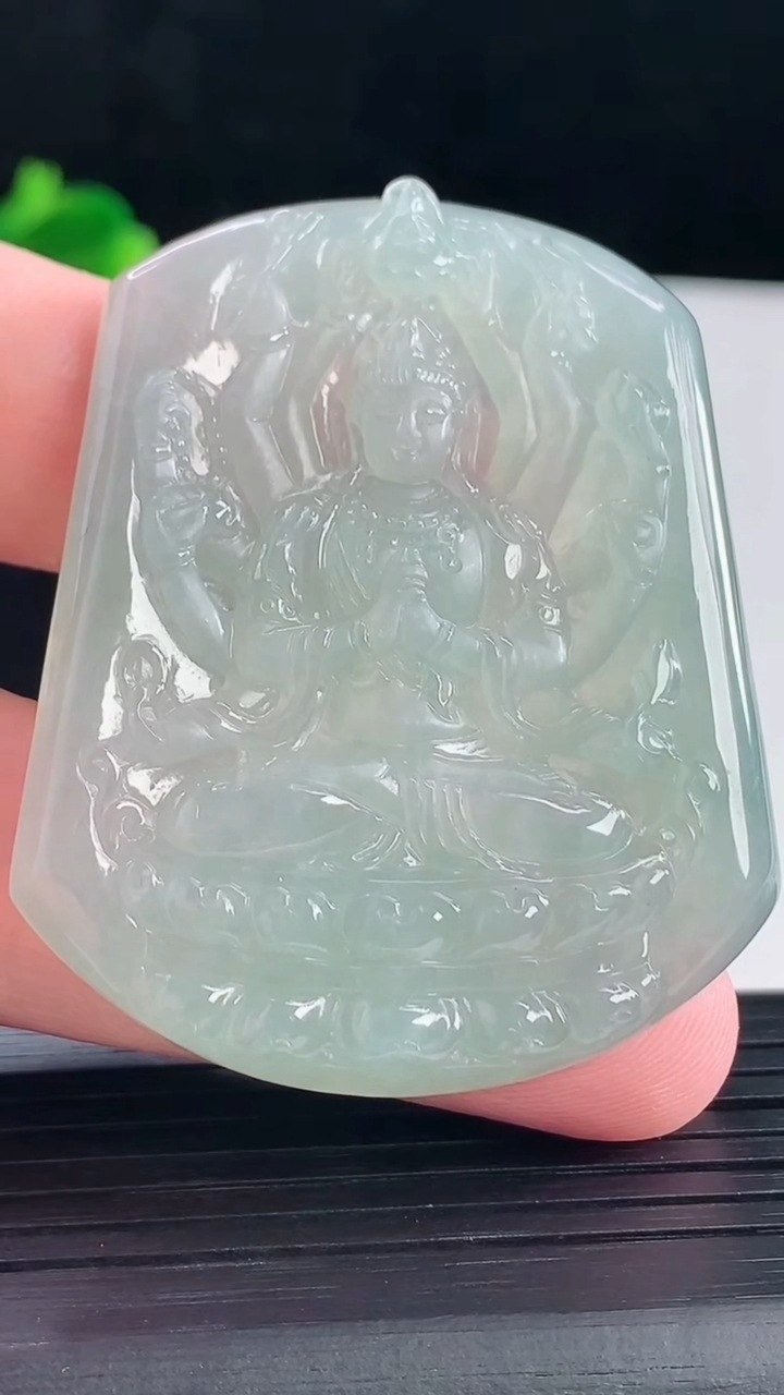 天然A货翡翠千手观音菩萨吊坠，尺寸53-43-5.2重量:26.79g
5月5日