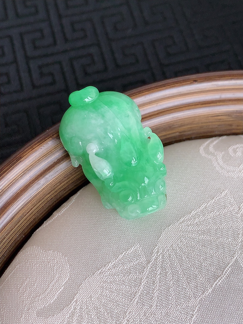 天然A货翡翠满绿招财貔貅吊坠 
尺寸28.3-17.5-11.5mm 重量12.73g 0501