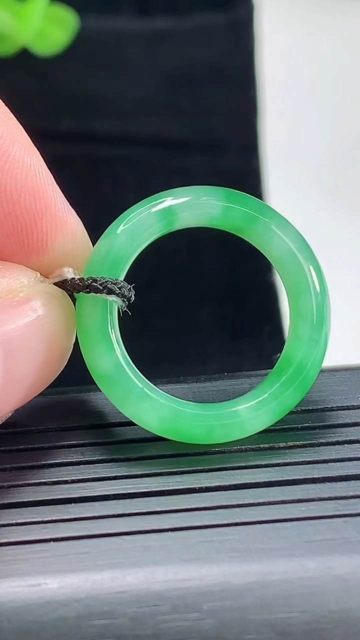 天然A货翡翠玉指环 戒指，尺寸18.3-6.5-3.8重量:4.63g2026年5月5日
工厂直销收藏佳品,种好水足，色泽均匀，有种有色，上手高大气！