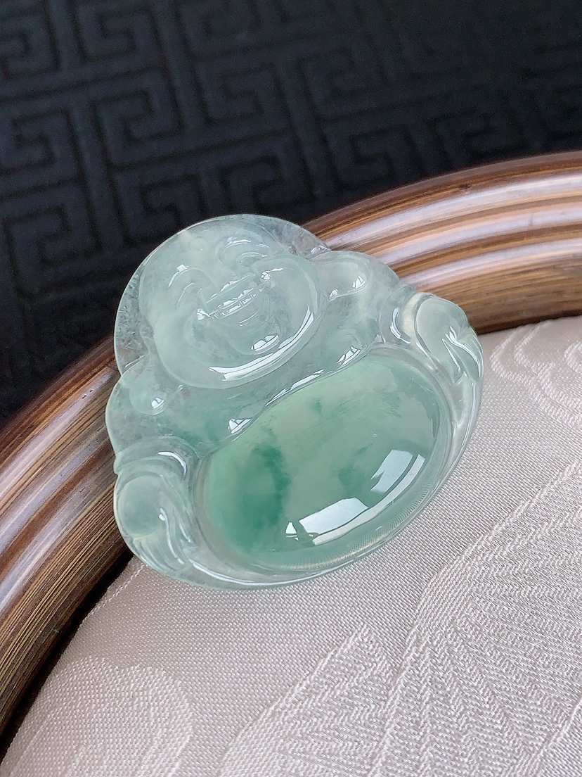 天然A货翡翠飘花佛公吊坠 
尺寸31-34.2-5.3mm 重量9.35g 0501