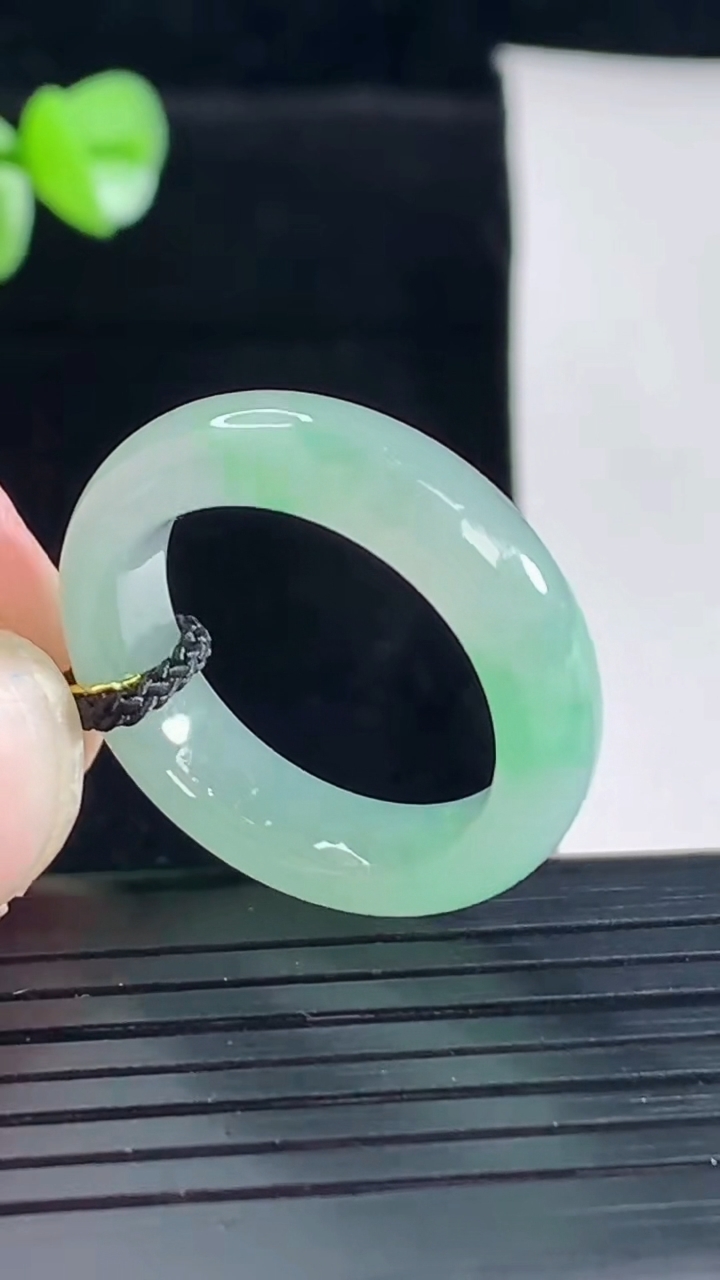 天然A货翡翠玉指环 戒指，尺寸18.6-6-4重量:4.39g2026年5月5日
工厂直销收藏佳品,种好水足，色泽均匀，有种有色，上手高大气！