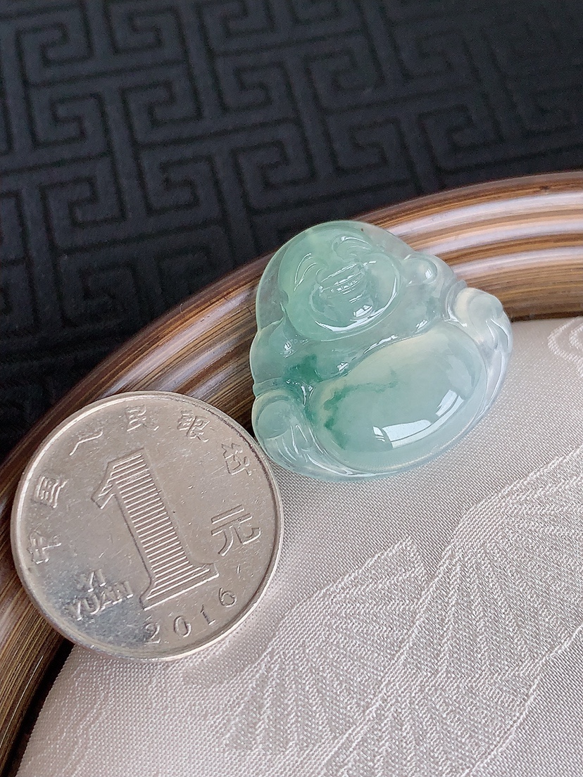 天然A货翡翠飘花佛公吊坠 
尺寸26-28-5.2mm 重量6.55g 0501