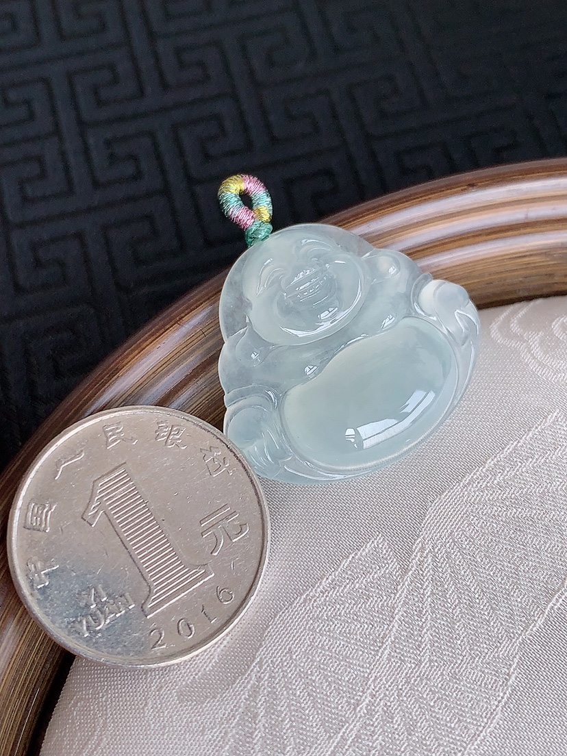 天然A货翡翠白冰白月光佛公吊坠 
尺寸26.5-30-5.5mm 重量7.36g 0501