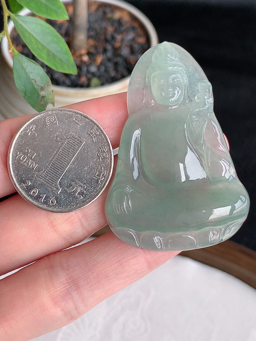 天然A货翡翠晴水大势至菩萨吊坠 
尺寸50.5-34.2-4.6mm 重量14.05g 0501