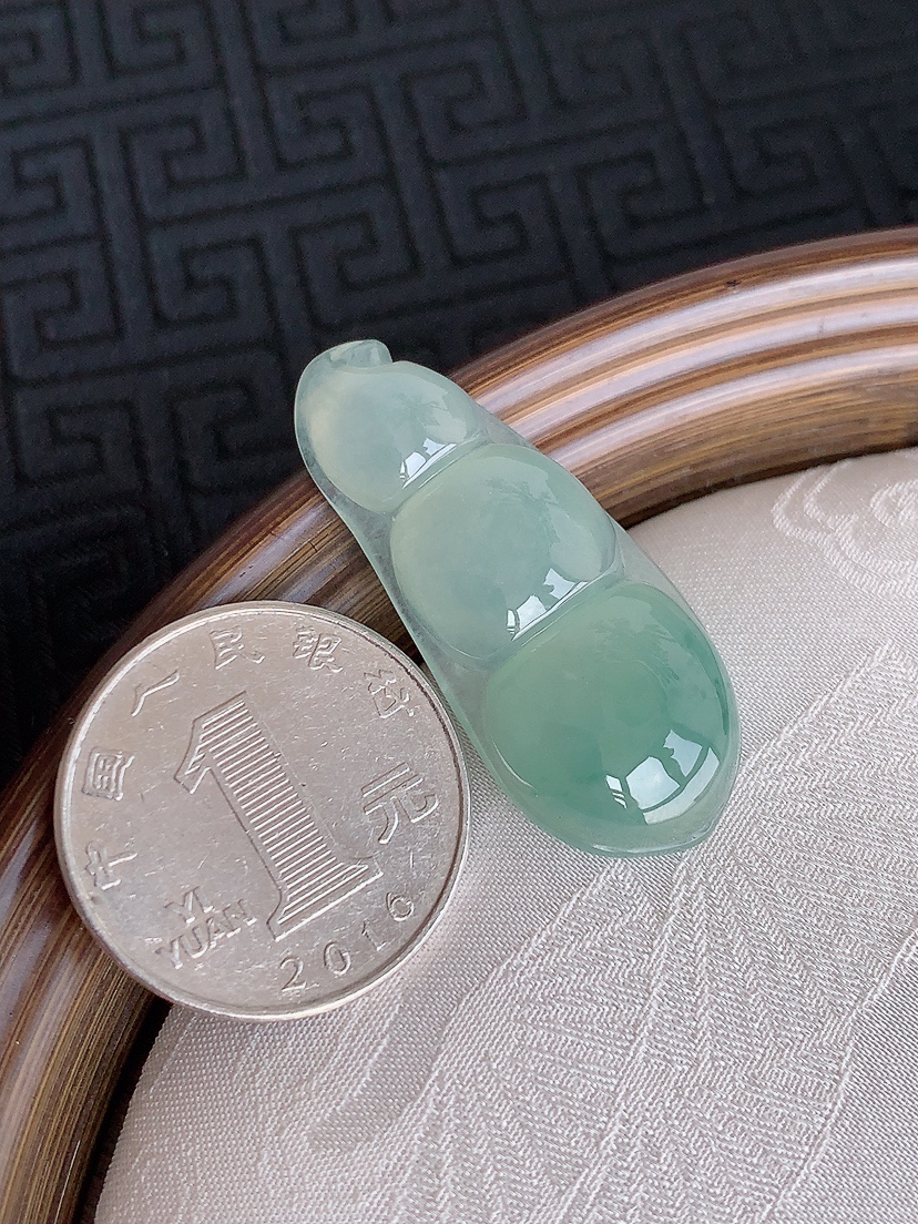 天然A货翡翠飘花四季豆福豆平安豆吊坠 
尺寸38.8-16.2-6mm 重量7.46g 0501
