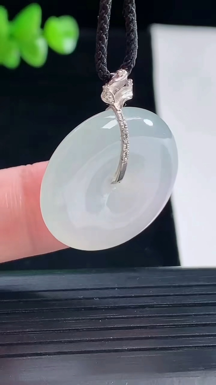 天然A货翡翠平安扣吊坠，尺寸24.6-6重量:7.65g
5月5日