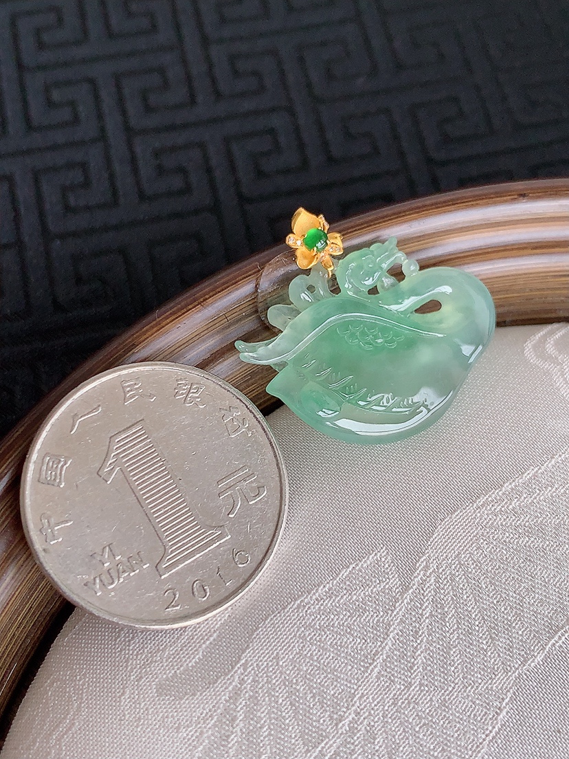 天然A货翡翠18K金扣头晴绿天鹅吊坠 
尺寸25-18.8-27-4mm 重量3.65g 0501
