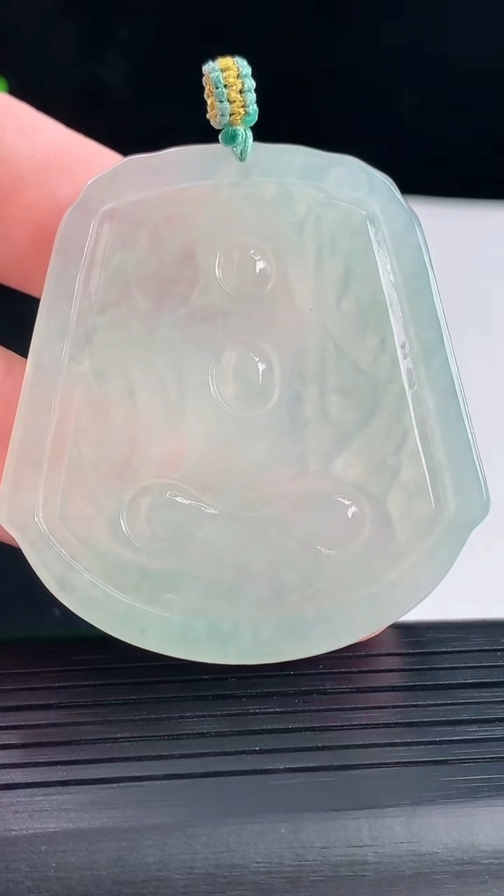天然A货翡翠不动明王吊坠，尺寸53-50-4.5重量:23.99g
5月5日