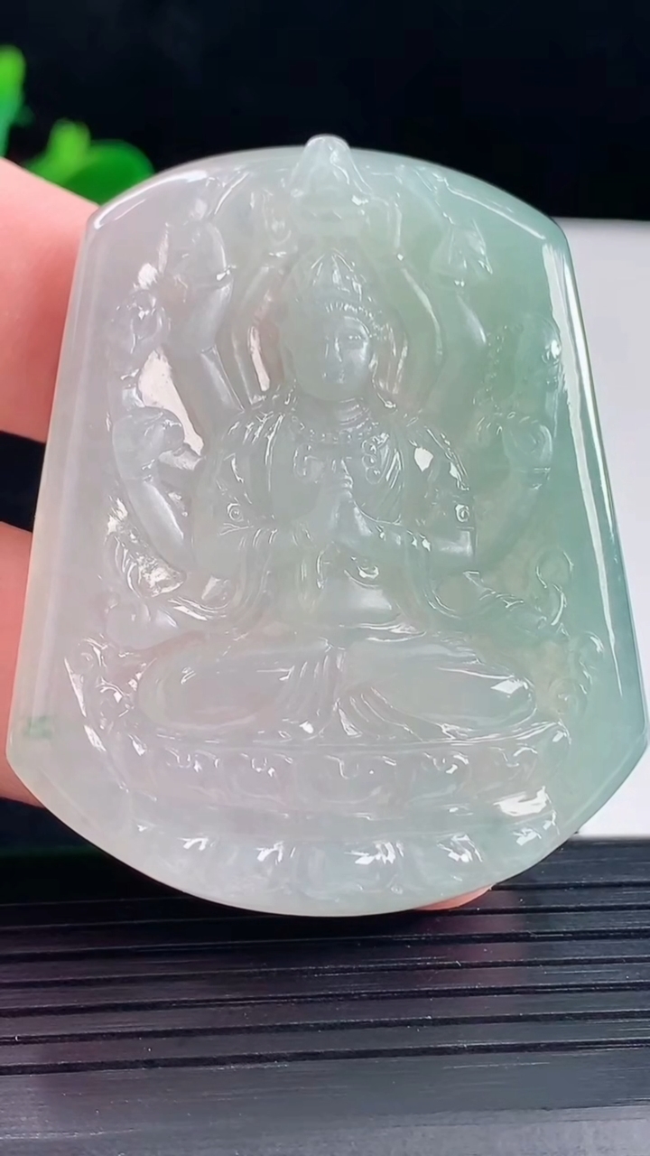 天然A货翡翠飘花千手观音菩萨吊坠，尺寸53.6-43.5-5.6重量:28.75g
5月5日