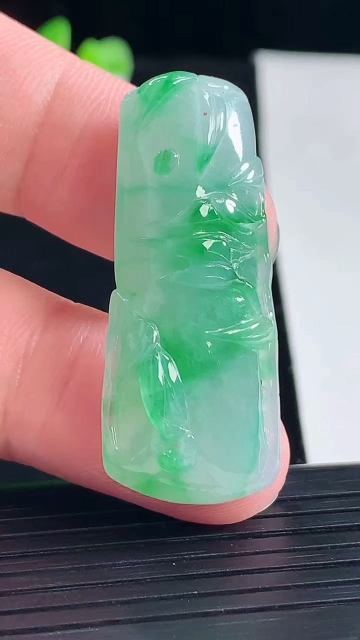 天然A货翡翠节节高升 竹节吊坠，尺寸40-17-8.2重量:10.22g
5月5日