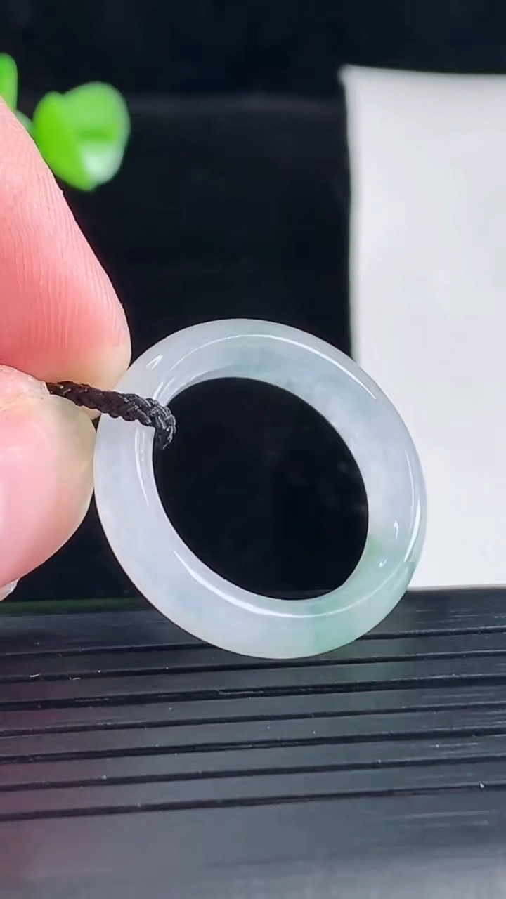 天然A货翡翠飘花玉指环 戒指，尺寸18-5.5-3.5重量:3.61g2026年5月5日
工厂直销收藏佳品,种好水足，色泽均匀，有种有色，上手高大气！