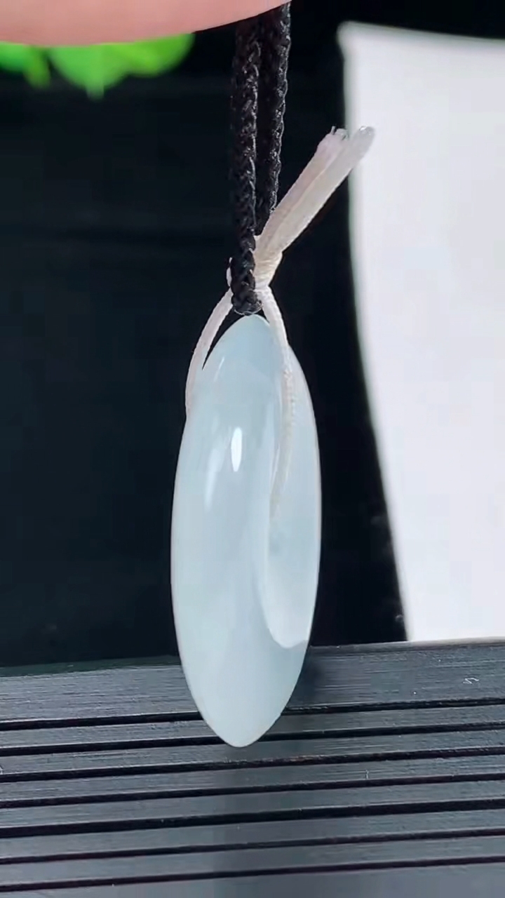 天然A货翡翠平安扣吊坠，尺寸29-5.2重量:9.49g
5月5日