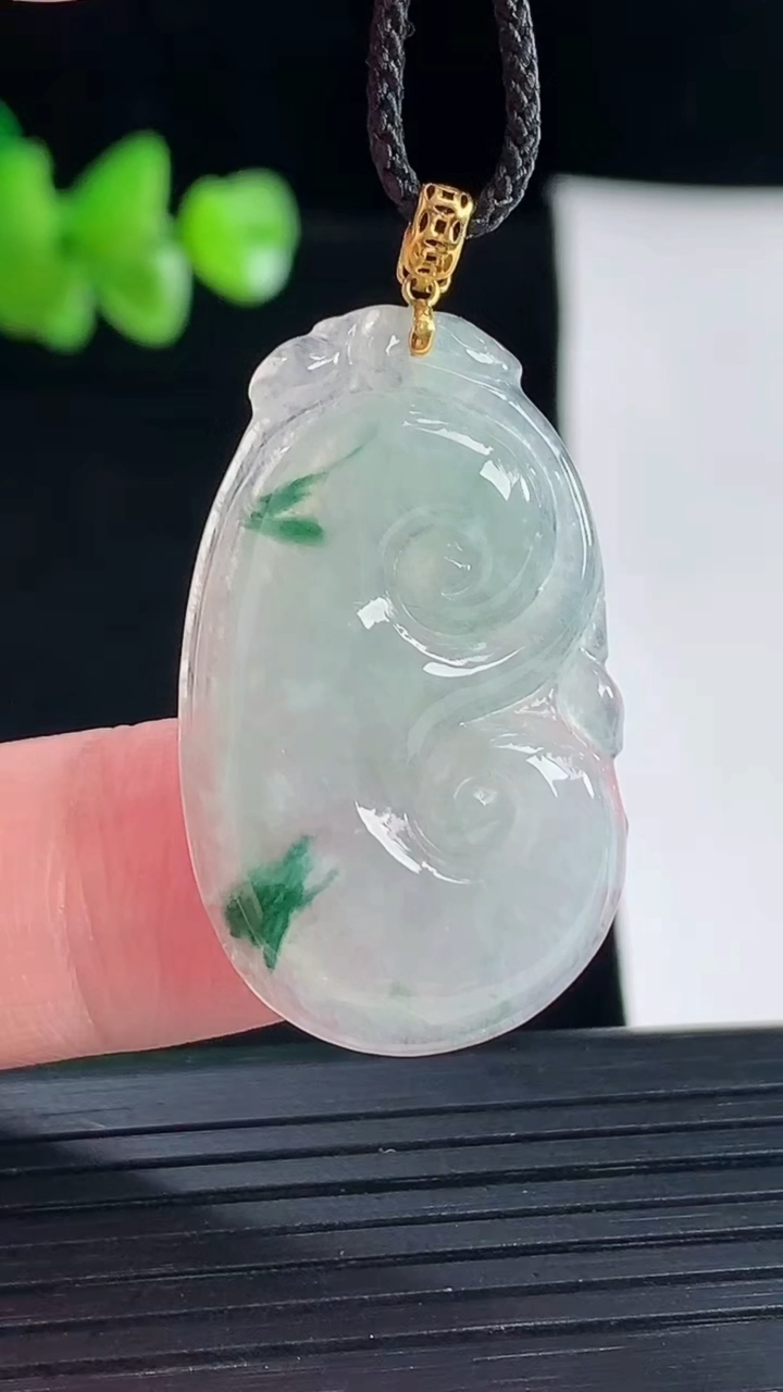天然A货翡翠18k金飘花如意吊坠，尺寸29-20-4重量:4.95g
5月5日