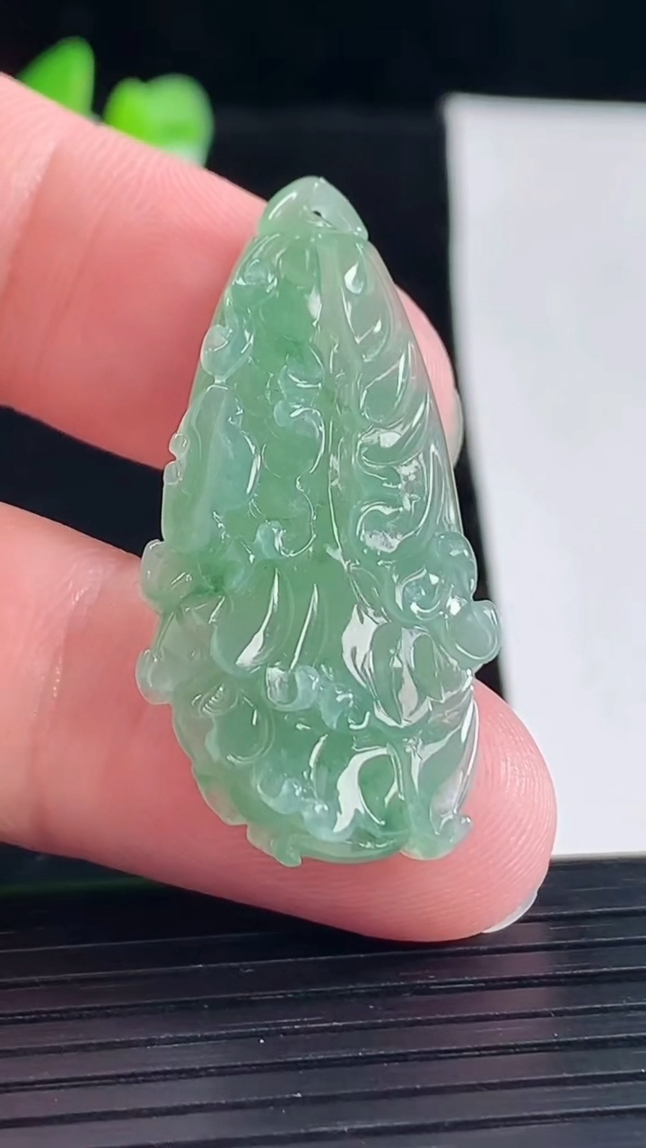 天然A货翡翠白菜吊坠，尺寸38.5-19.5-7.5重量:6.43g
5月5日