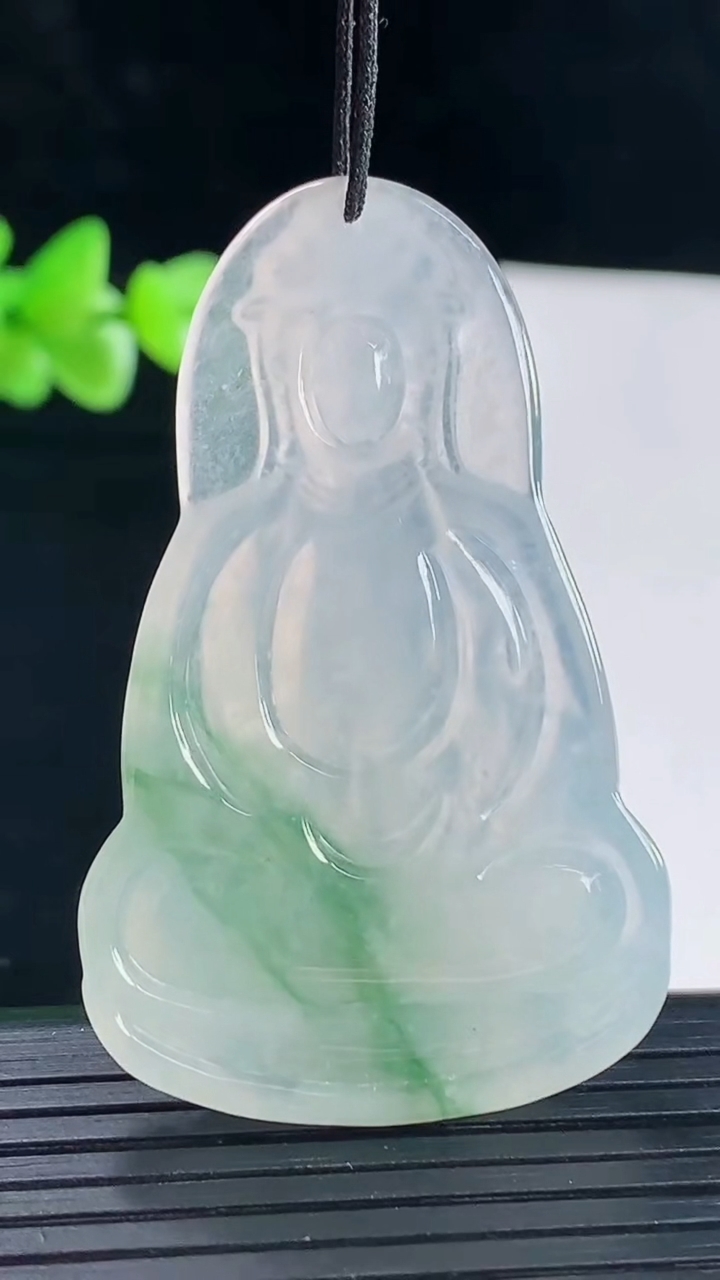 天然A货翡翠冰种飘花素衣观音吊坠，尺寸51-31.6-4.6重量:13.46g
5月5日
