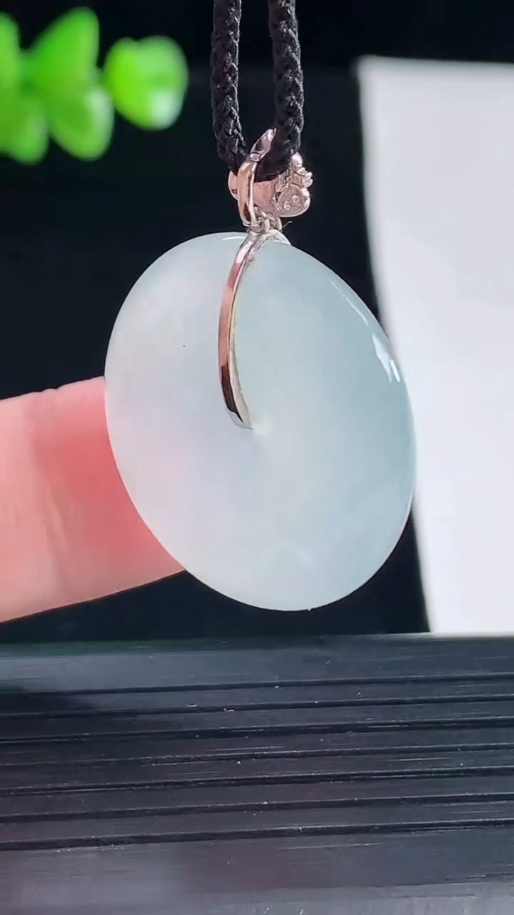天然A货翡翠平安扣吊坠，尺寸24.6-6重量:7.65g
5月5日