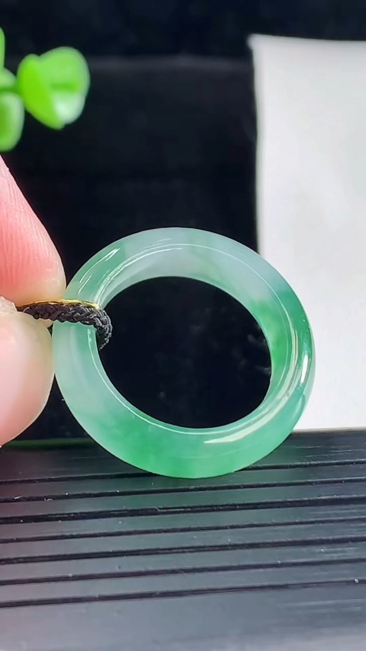 天然A货翡翠种飘花玉指环 戒指，尺寸17.8-5.8-4重量:4.12g2026年5月5日
工厂直销收藏佳品,种好水足，色泽均匀，有种有色，上手高大气！