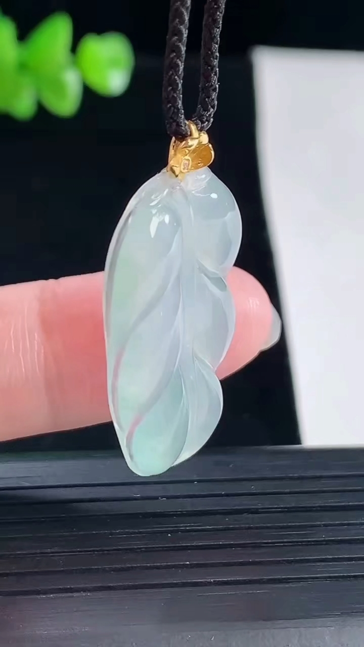 天然A货翡翠种飘花金枝玉叶 叶子吊坠，尺寸31.5-18.5-4重量:4.10g
5月5日