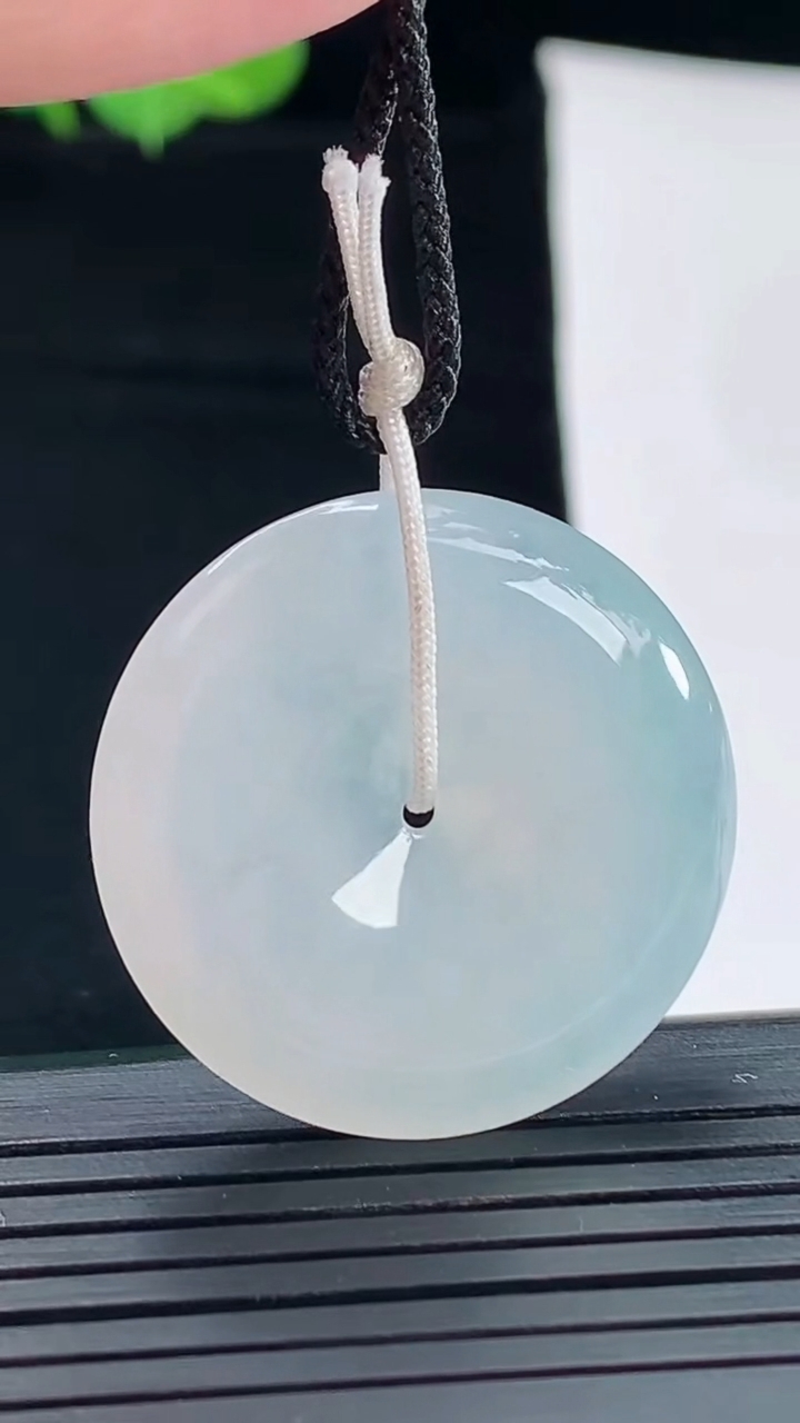 天然A货翡翠平安扣吊坠，尺寸29-5.2重量:9.49g
5月5日