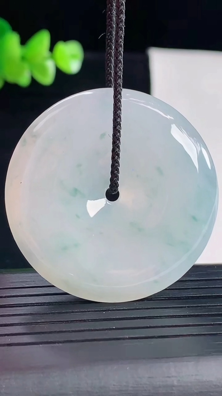天然A货翡翠冰种飘花平安扣吊坠，尺寸40-6.5重量:21.19g
5月5日