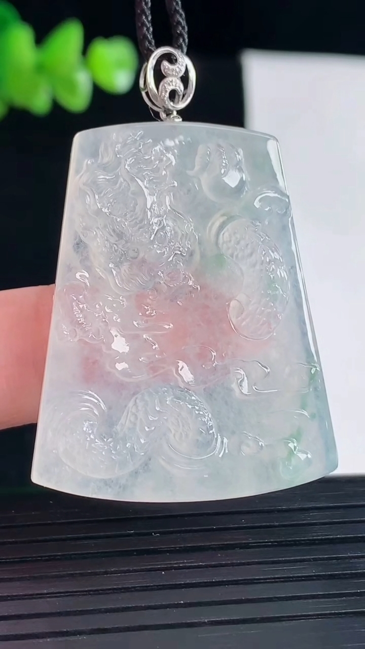 天然A货翡翠龙牌吊坠，尺寸39-31.6-5重量:13.55g
5月5日
