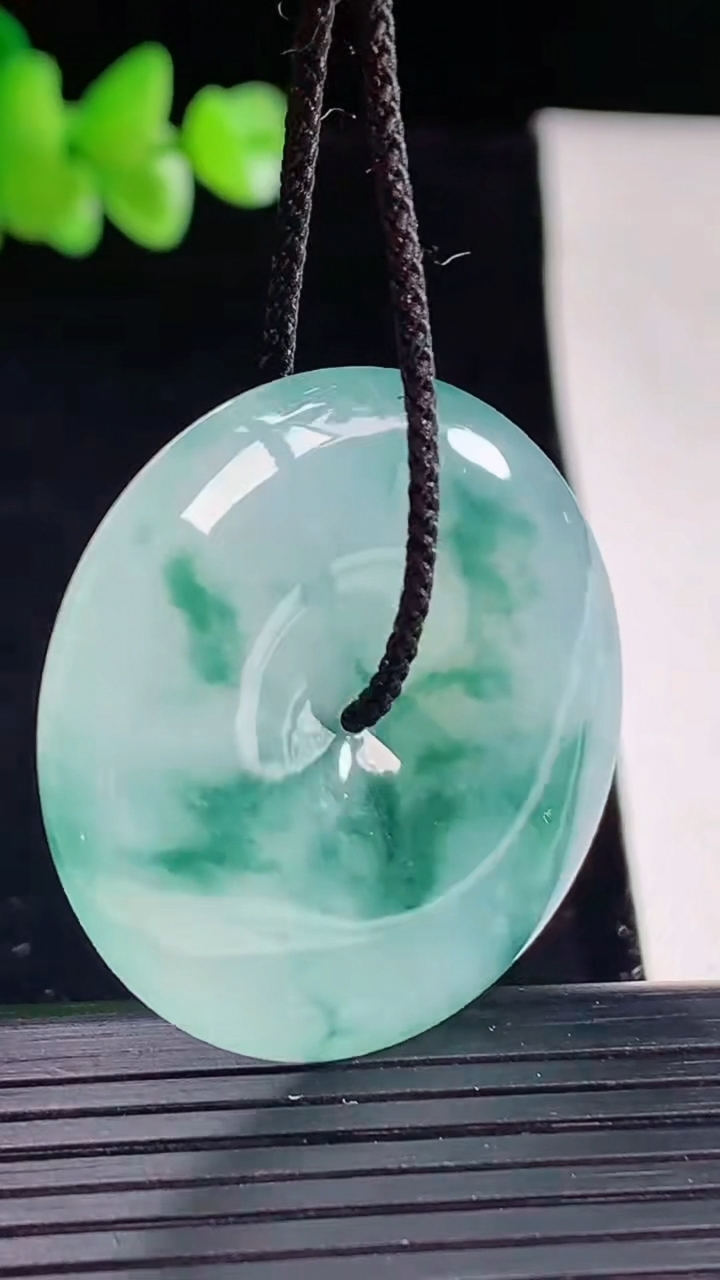 天然A货翡翠飘花平安扣吊坠，尺寸34.6-6重量:14.01g
5月5日