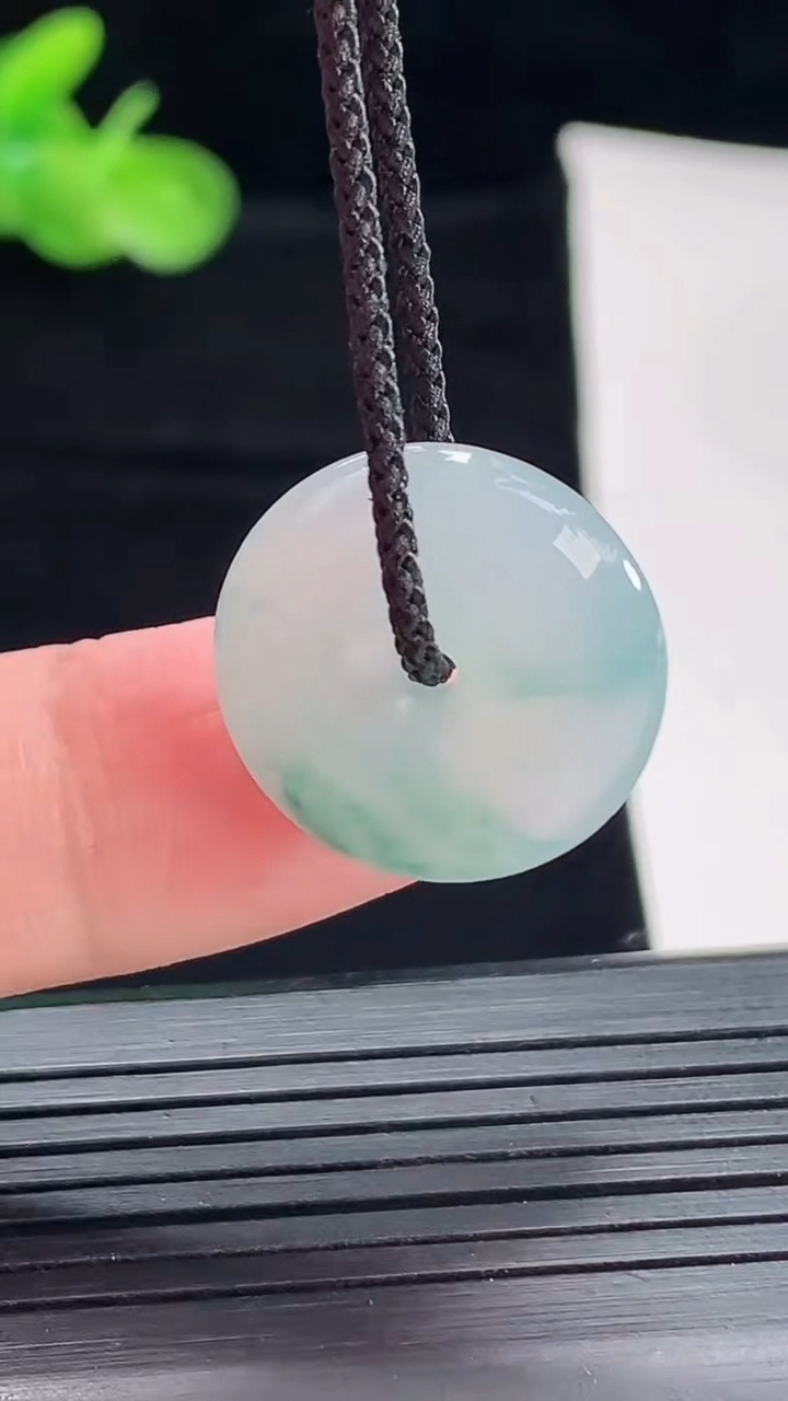 天然A货翡翠冰种飘花平安扣吊坠，尺寸19-6重量:4.12g
5月5日