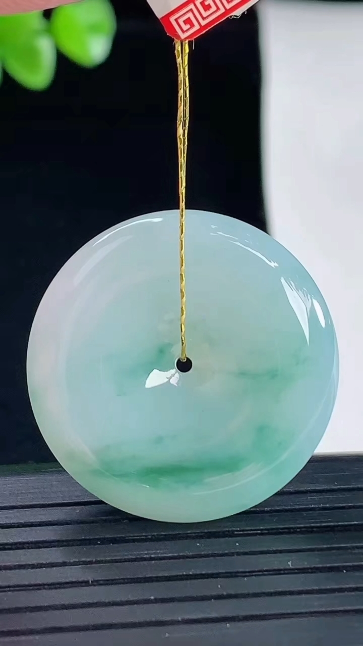 天然A货翡翠飘花平安扣吊坠，尺寸28-6重量:9.80g
5月5日
