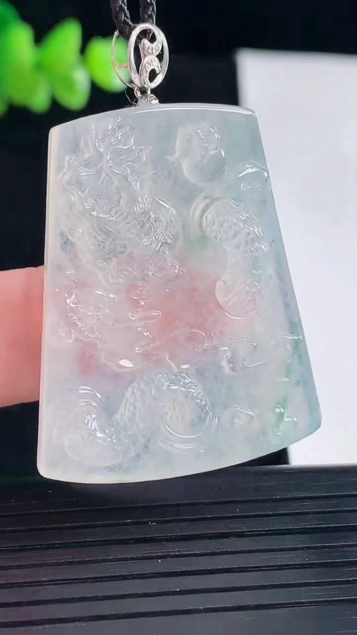 天然A货翡翠龙牌吊坠，尺寸39-31.6-5重量:13.55g
5月5日