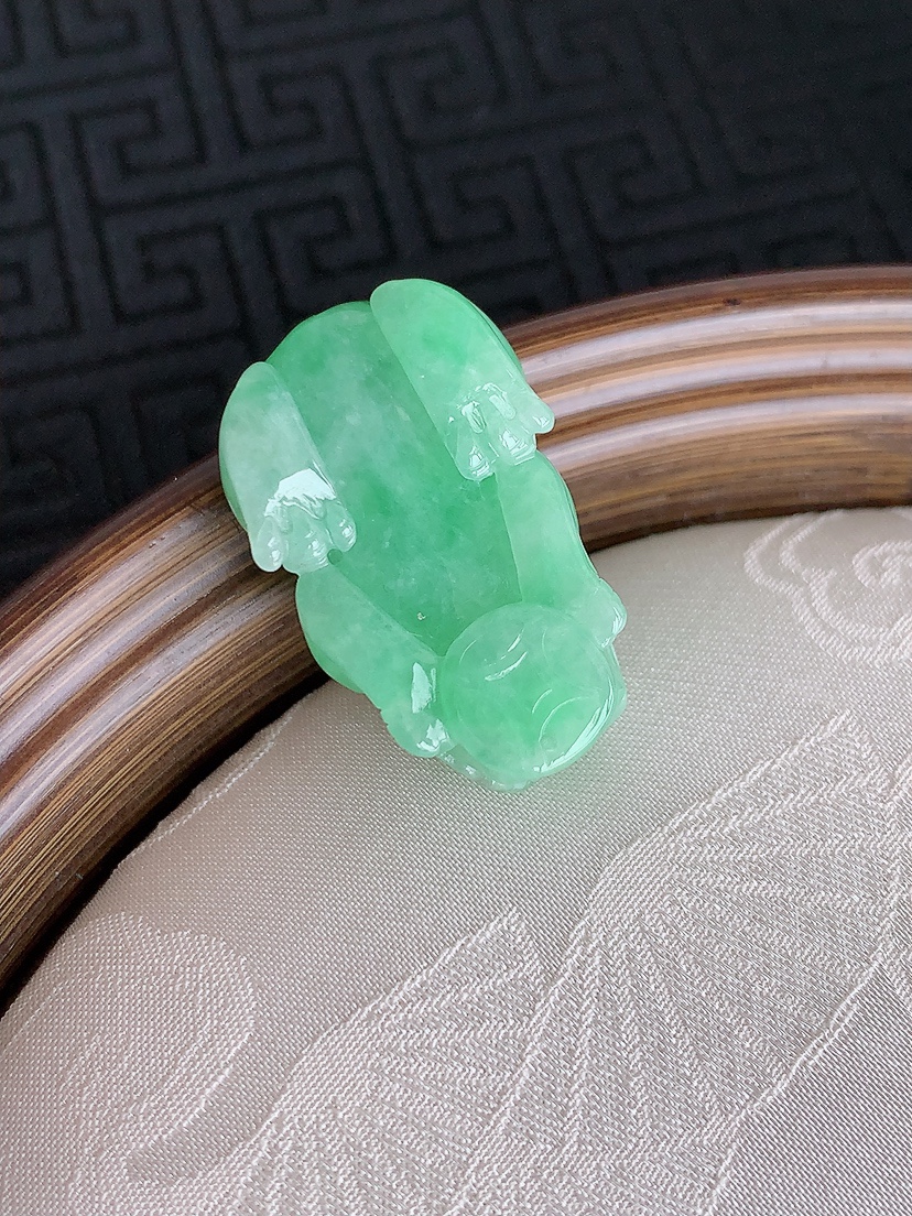 天然A货翡翠满绿招财貔貅吊坠 
尺寸28.3-17.5-11.5mm 重量12.73g 0501