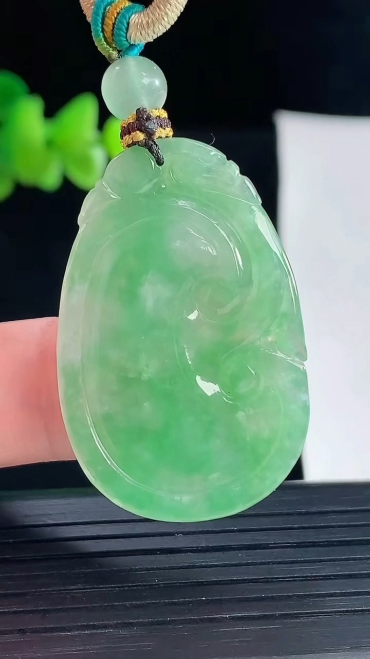 天然A货翡翠如意吊坠，尺寸35.5-25-5重量:8.81g
5月5日