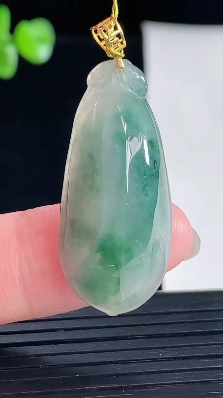 天然A货翡翠18k金飘花福瓜吊坠，尺寸31.5-15-8重量:5.76g
5月5日