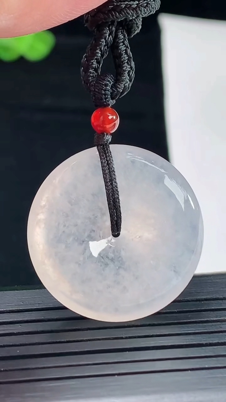 天然A货翡翠平安扣吊坠，尺寸28-6重量:12.63g
5月5日