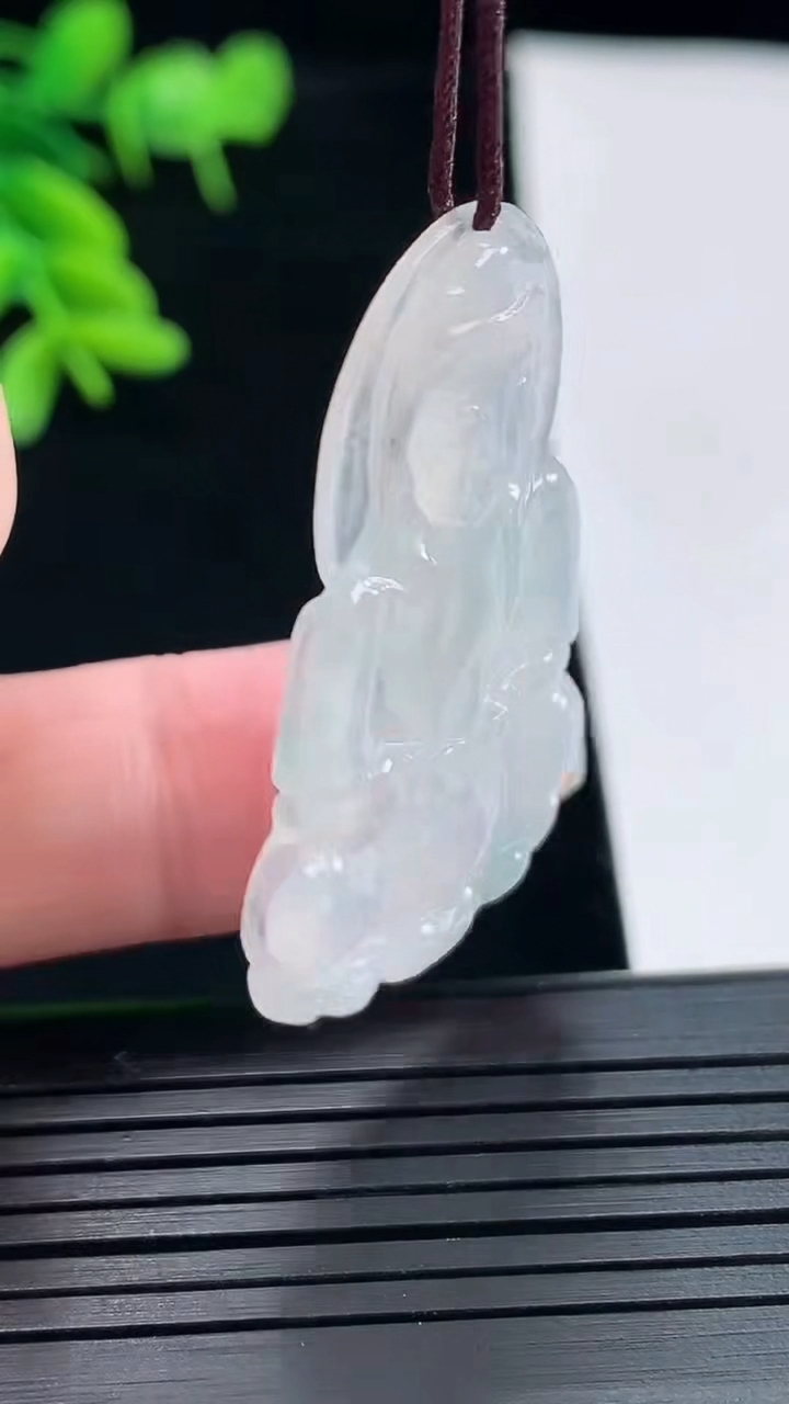 天然A货翡翠正装观音吊坠，尺寸41.5-24-3.5重量:5.90g
5月5日