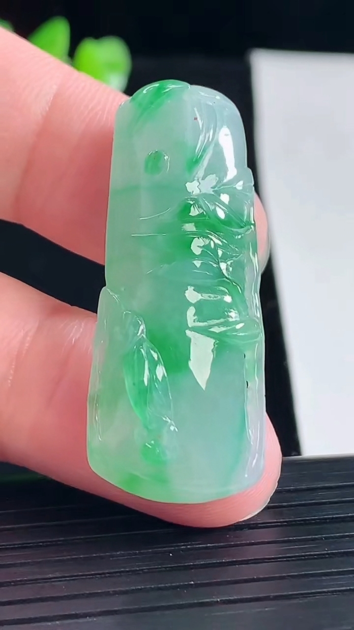 天然A货翡翠节节高升 竹节吊坠，尺寸40-17-8.2重量:10.22g
5月5日