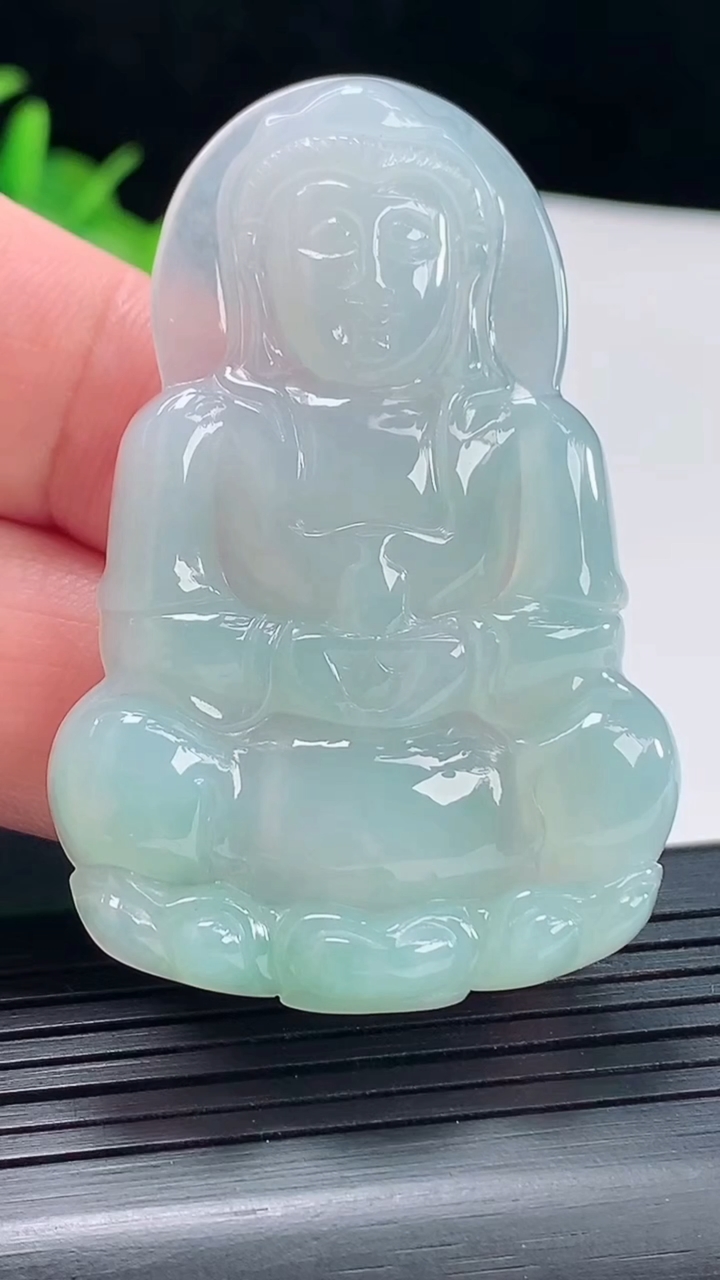 天然A货翡翠正装观音吊坠，尺寸55-36.5-5重量:17.30g
5月5日
