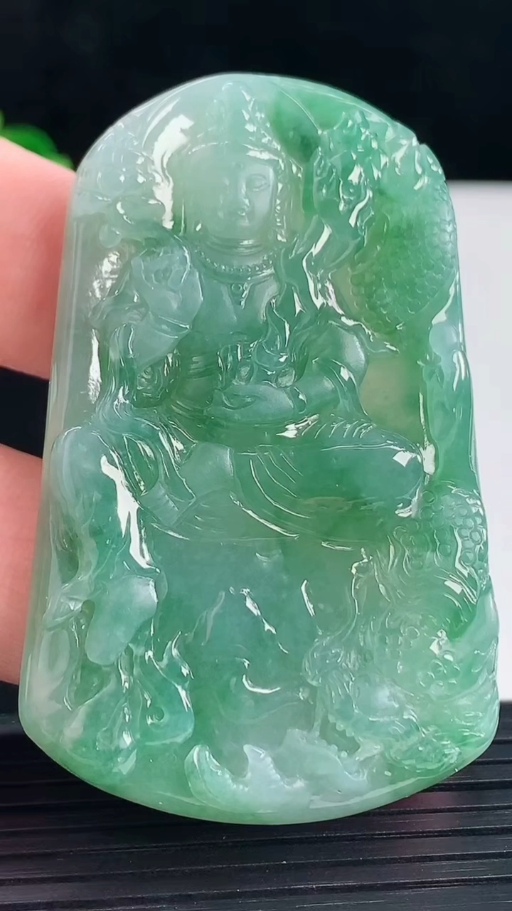 天然A货翡翠御龙虚空藏菩萨吊坠，尺寸61.2-38-6.2重量:32.35g
5月5日