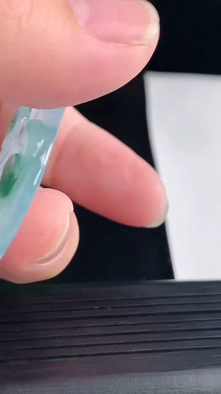 天然A货翡翠紫罗兰 飘花虚空藏菩萨吊坠，尺寸62.5-41-5.5重量:29.95g
5月5日