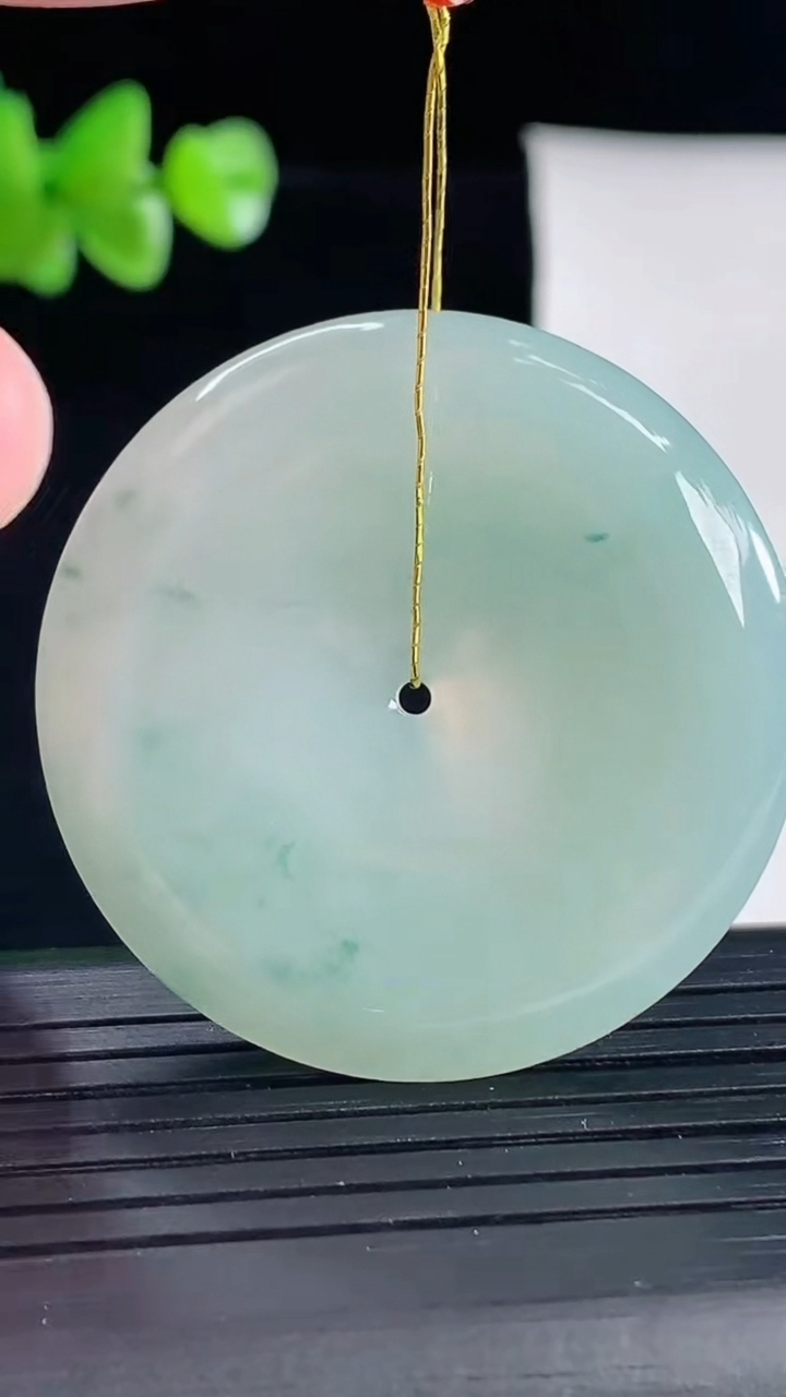 天然A货翡翠飘花平安扣吊坠，尺寸38.5-5.8重量:18.46g
5月5日