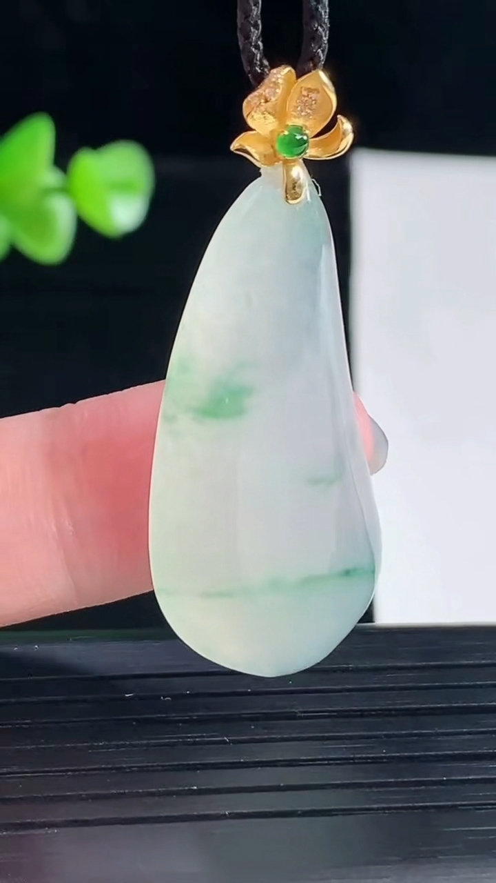 天然A货翡翠种飘花福瓜吊坠，尺寸38-17.5-7重量:8.23g
5月5日