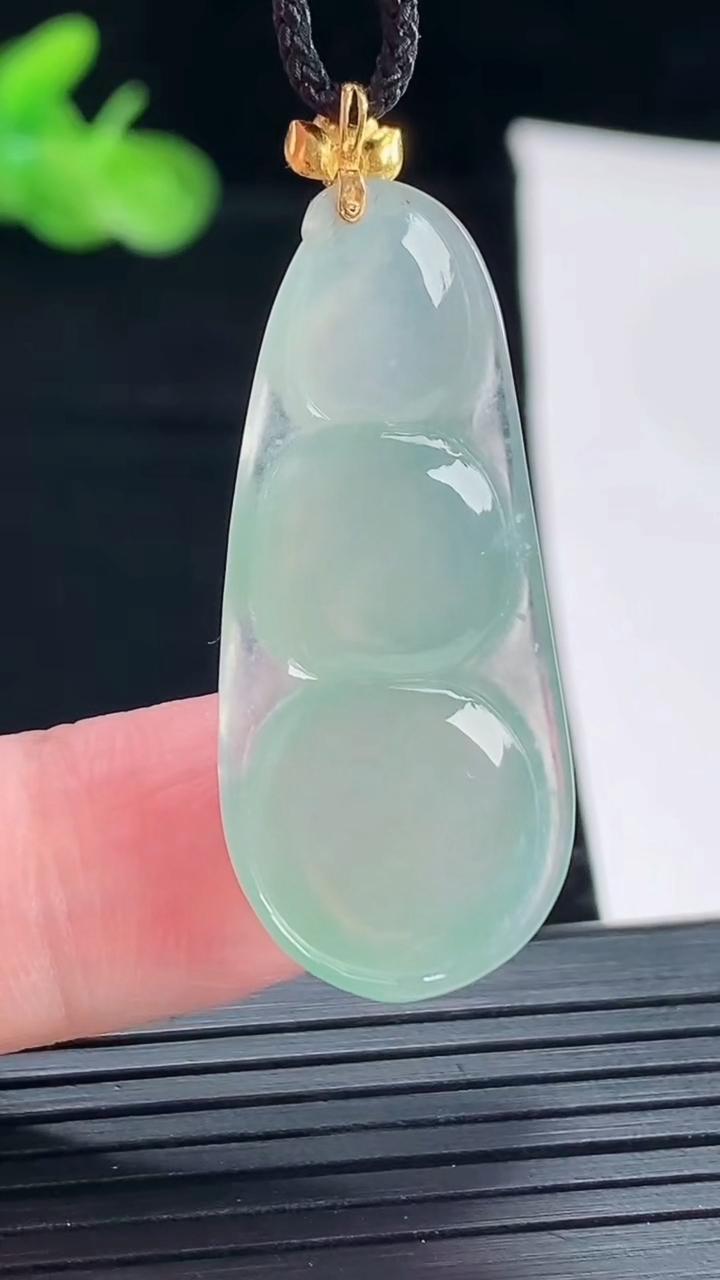 天然A货翡翠福豆吊坠，尺寸35-16-7重量:6.41g
5月5日